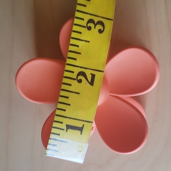 2 $15 Tangerine Floral Hair Clip NWOT - Picture 3 of 5